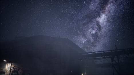 Estrellas-De-La-Vía-Láctea-Sobre-La-Antigua-Fábrica-Abandonada